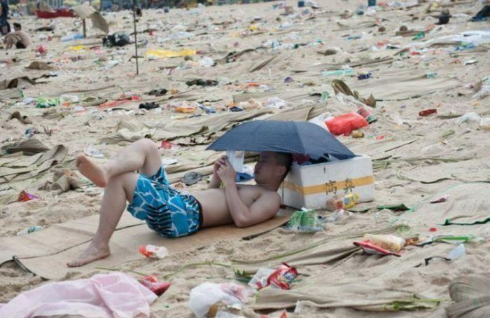 Beachgoers Have Trashed Beaches In China This Summer (13 pics)
