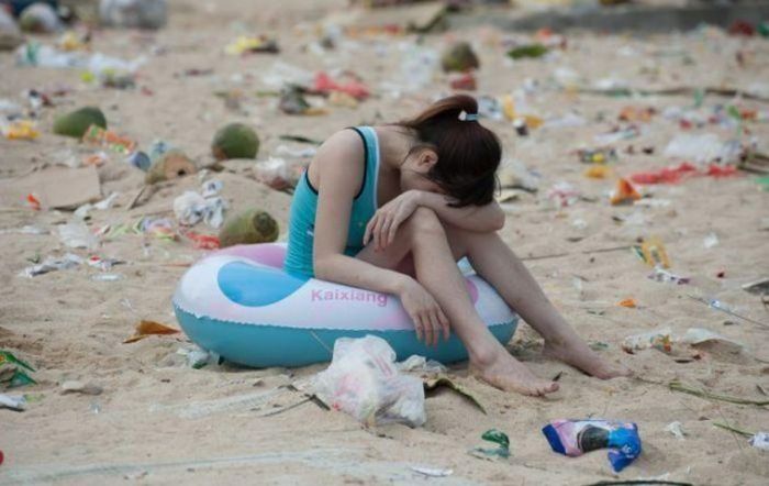 Beachgoers Have Trashed Beaches In China This Summer (13 pics)