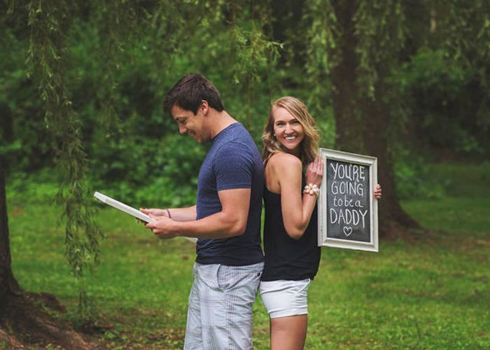 Wife Comes Up With Creative Way To Announce That She's Pregnant (10 pics) Wife Comes Up With Creative Way To Announce That She's Pregnant (10 pics)