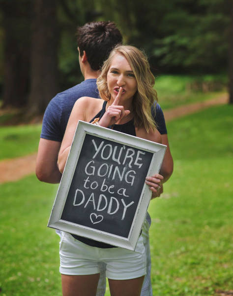 Wife Comes Up With Creative Way To Announce That She's Pregnant (10 pics) Wife Comes Up With Creative Way To Announce That She's Pregnant (10 pics)