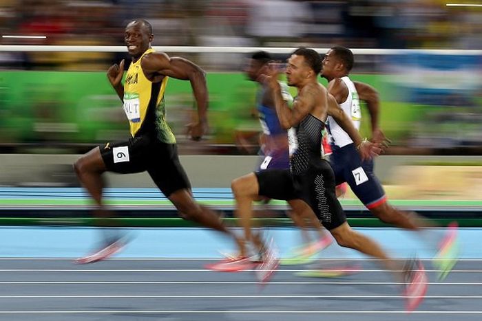 Usain Bolt Smiles For The Camera As He Zooms Past His Olympic Opponents (3 pics)