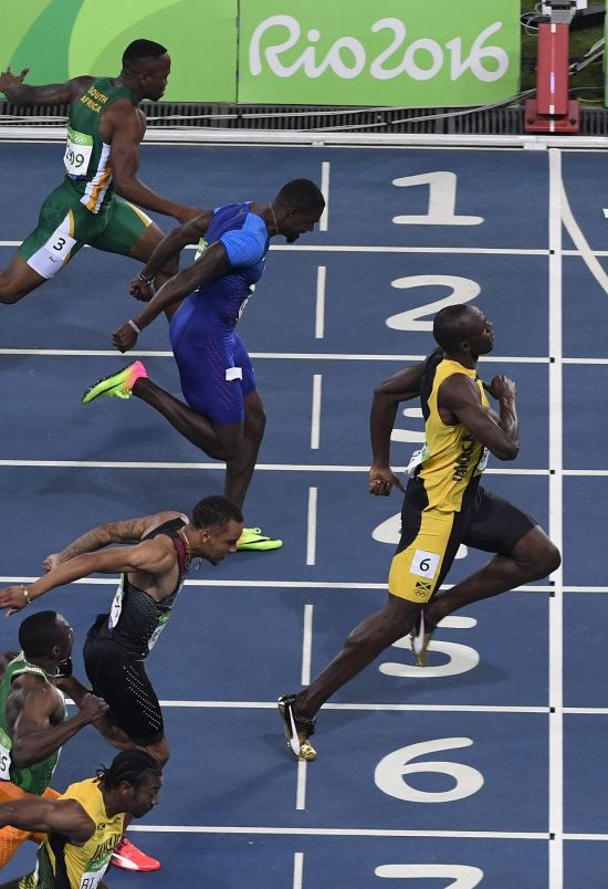 Usain Bolt Smiles For The Camera As He Zooms Past His Olympic Opponents (3 pics)