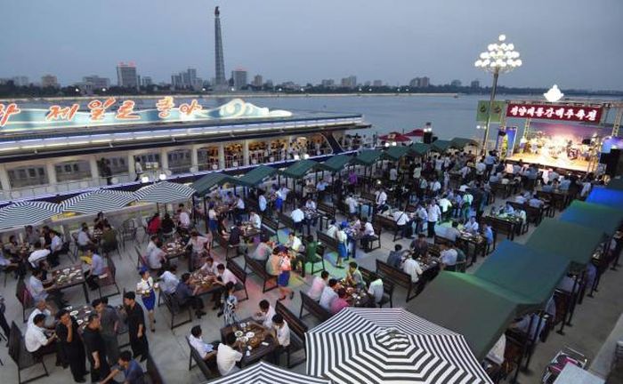 An Inside Look At North Korea's First Beer Festival (10 pics + video)