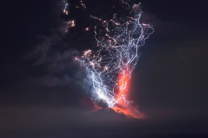 Lightning Strikes Chilean Volcano At The Perfect Moment (7 pics)