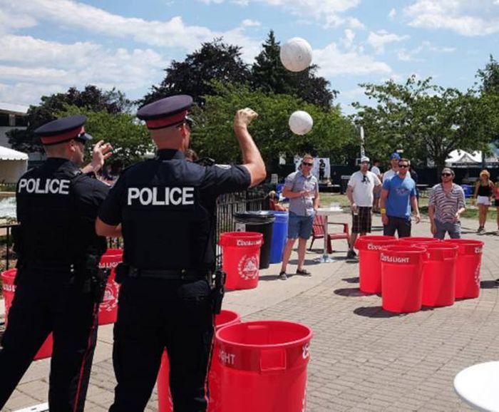  These Might Be The Most Canadian Things That Canada Has Ever Done (52 pics)