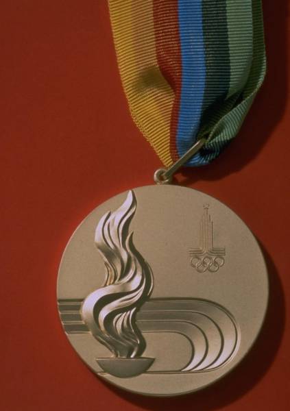 A Look Back At How Olympic Gold Medal Designs Have Changed Over The Years (56 pics)