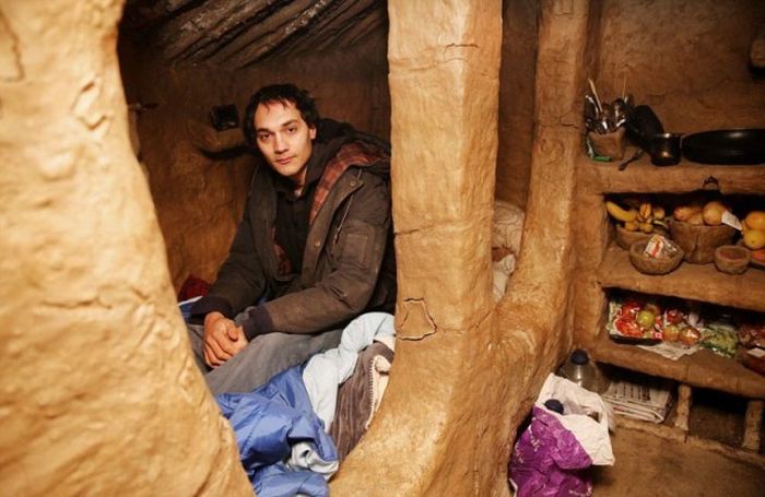 Hermit Gets Kicked Out Of Mud Hut He Built With His Own Hands (8 pics)