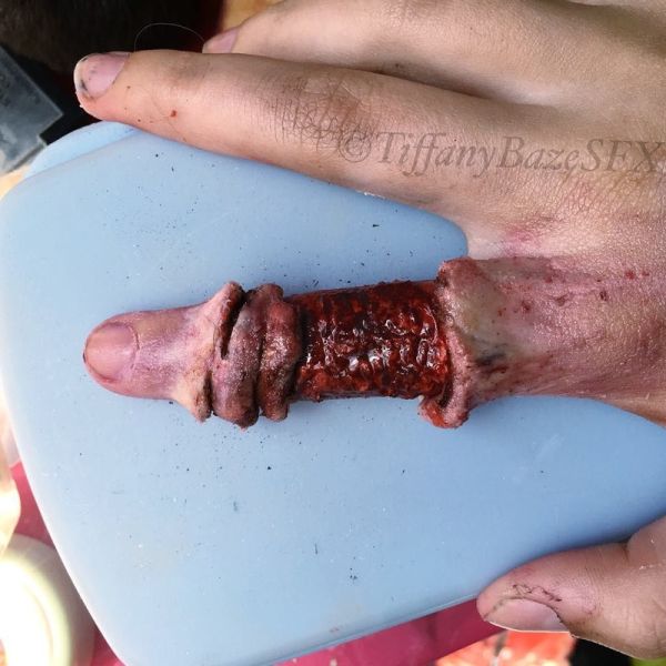 Makeup Artist Terrifies Her Followers With Gruesome Photos (13 pics)