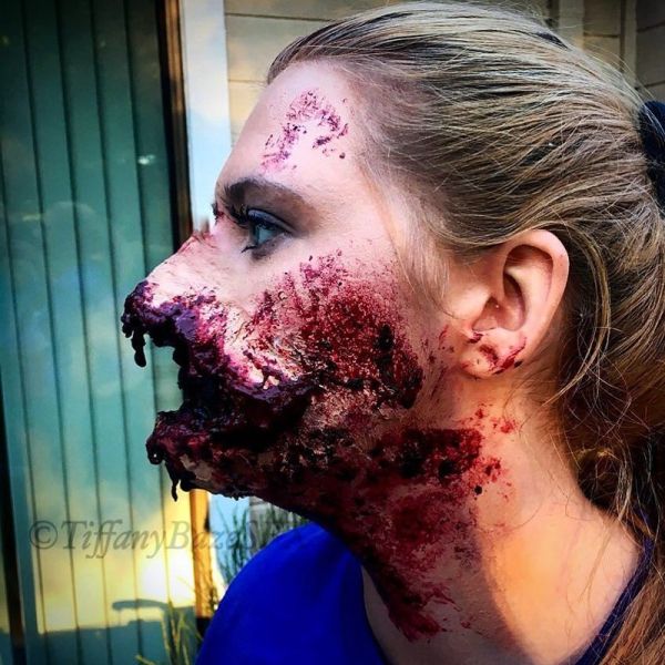 Makeup Artist Terrifies Her Followers With Gruesome Photos (13 pics)