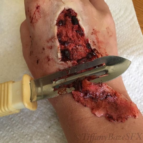 Makeup Artist Terrifies Her Followers With Gruesome Photos (13 pics)