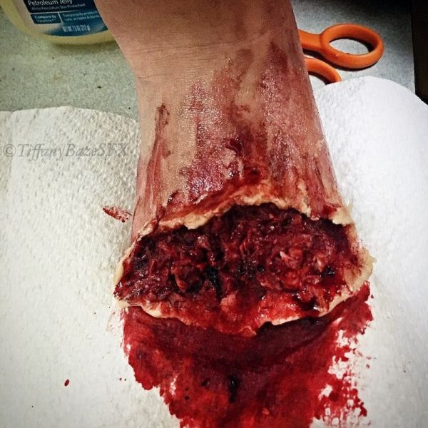 Makeup Artist Terrifies Her Followers With Gruesome Photos (13 pics)