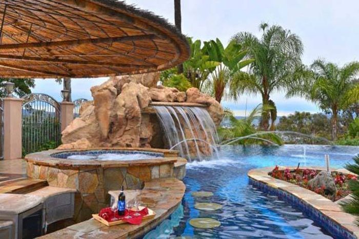 Gorgeous Pool Bars That Are Most Impressive (25 pics)