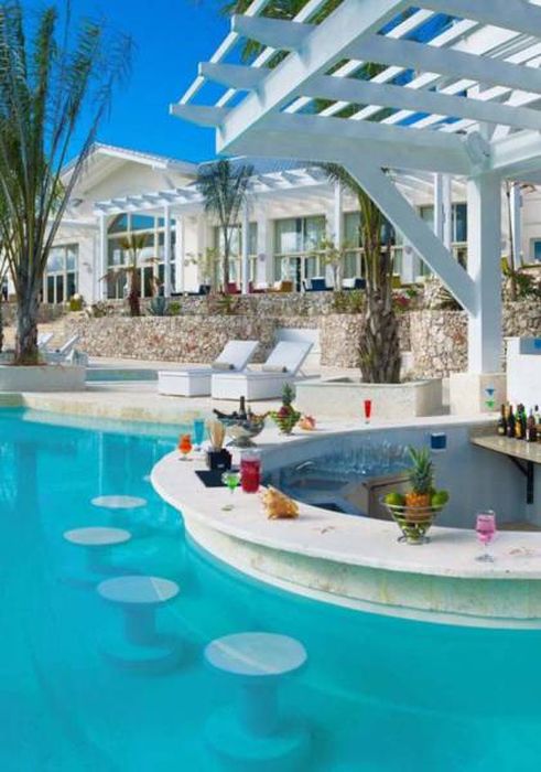 Gorgeous Pool Bars That Are Most Impressive (25 pics)