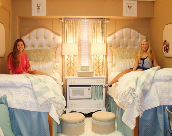 First Year College Students Give Their Room An Amazing Makeover (3 pics)
