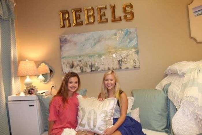 First Year College Students Give Their Room An Amazing Makeover (3 pics)
