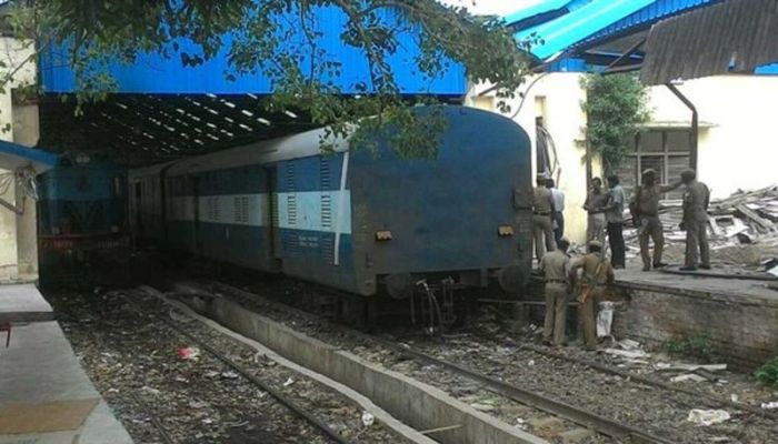 Robbers In India Cut A Hole In This Moving Train To Steal Money (4 pics)