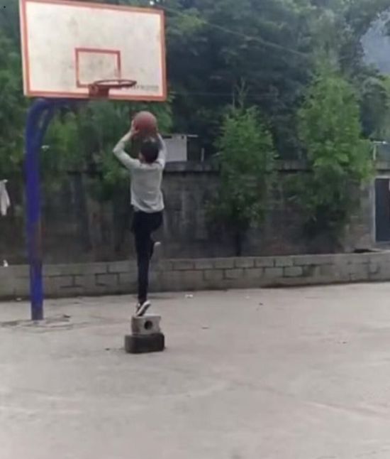 Unsuccessful Basketball Jump Goes From Bad To Worse (5 pics)