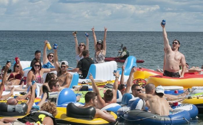 Hundreds Of Drunk Americans Accidentally Wash Ashore In Canada (4 pics + video)