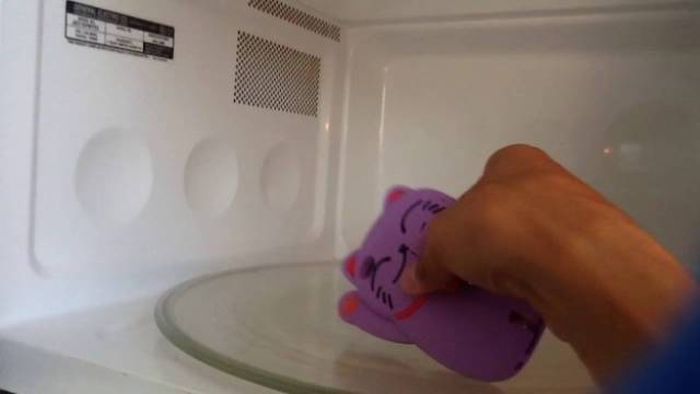 21 Things You Definitely Shouldn’t Microwave, That People Put In The Microwave (21 pics)