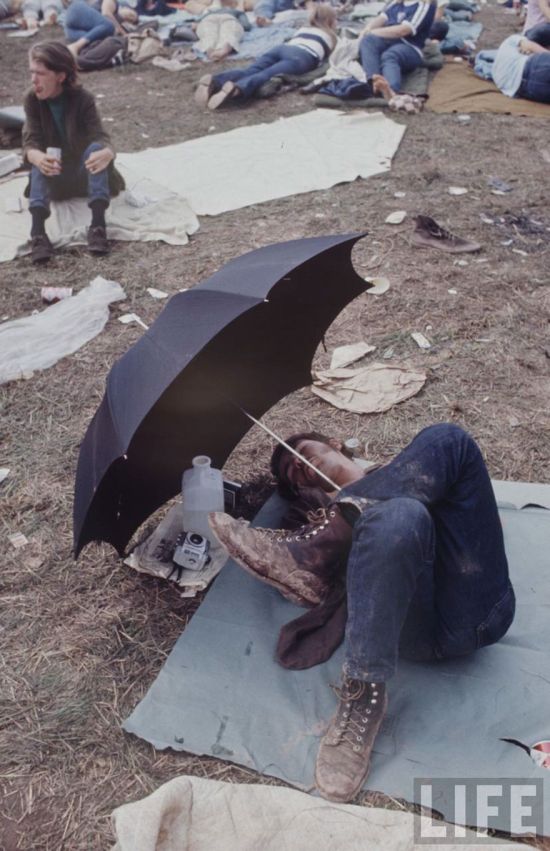 Photos That Show What It Was Like To Be At Woodstock In 1969 (43 pics)