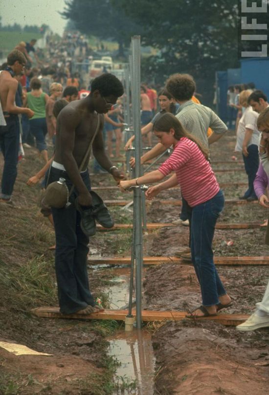 Photos That Show What It Was Like To Be At Woodstock In 1969 (43 pics)