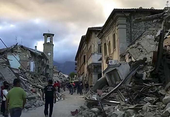 Before And After Photos Show The Devastating Impact Of Earthquakes In Italy (16 pics)