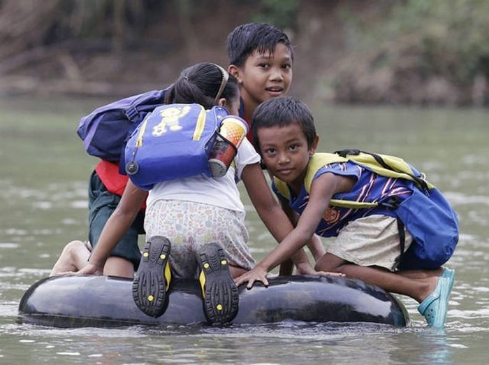 Harsh Conditions Kids Around The World Have To Endure To Get To School (24 pics)