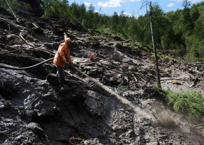 Hunters In Russia Make Millions Selling Prehistoric Remains On The Black Market (33 pics)