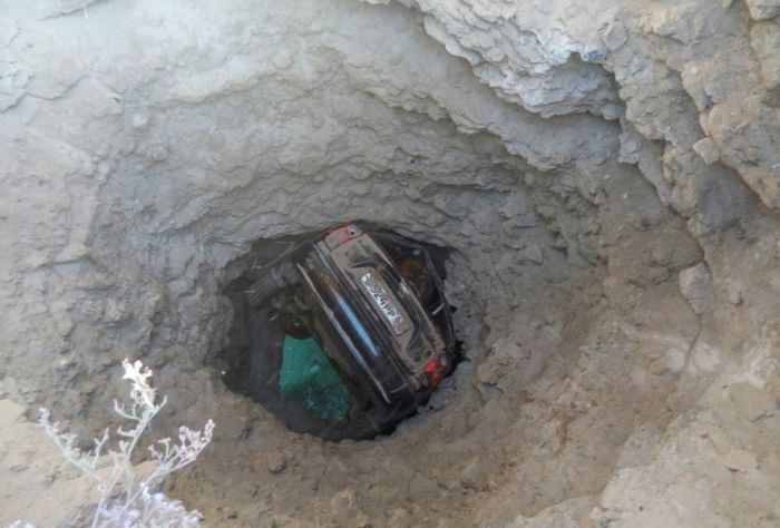 Car Gets Stuck In The Side Of A Cliff (3 pics)