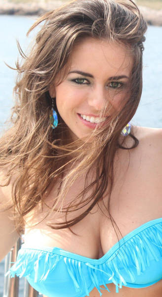 Everybody Loves A Beautiful Babe With A Busty Chest (50 pics)