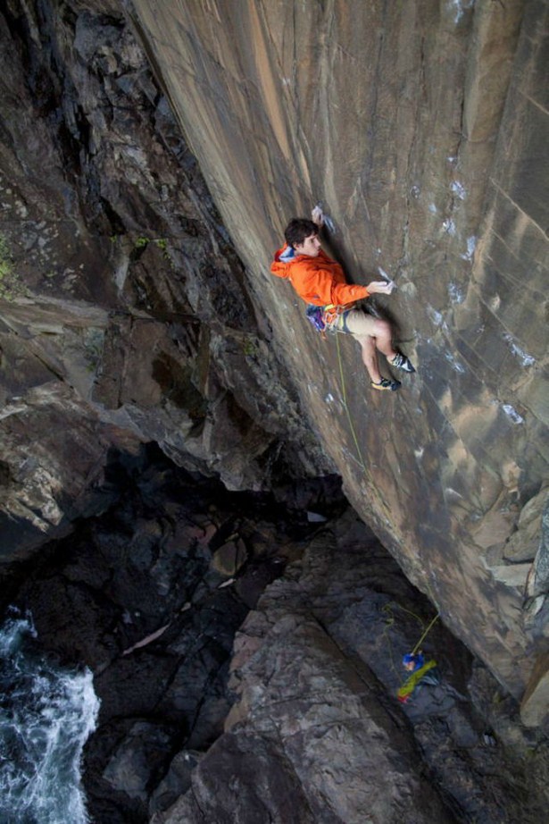 Impressive Pictures Of Mountain Climbers Who Have No Fear (16 pics)