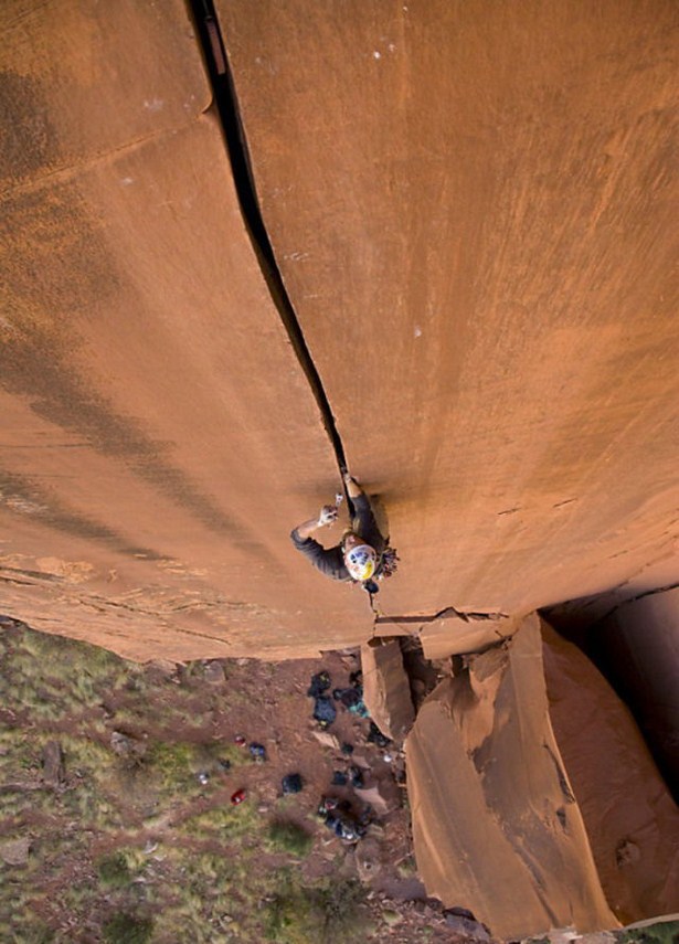 Impressive Pictures Of Mountain Climbers Who Have No Fear (16 pics)