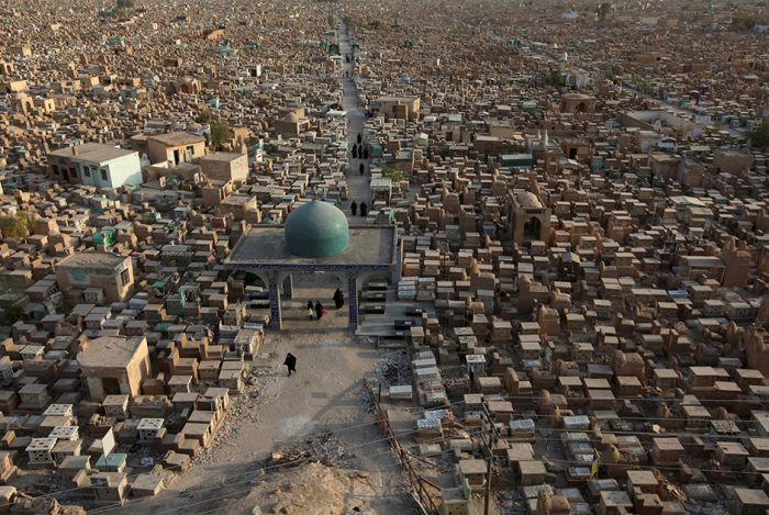 A Haunting Look At The World's Largest Cemetery (15 pics)