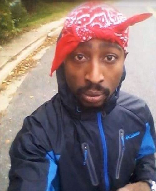Fans Are Claiming That This Selfie Proves Tupac Shakur Is Still Alive (3 pics)