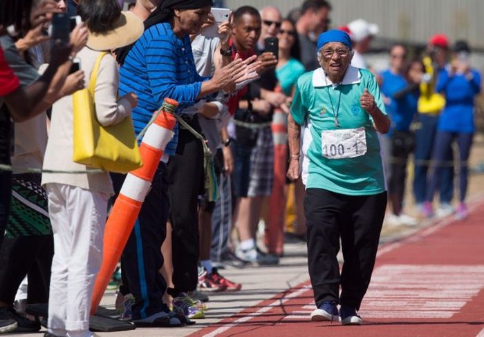 A 100 Year Old Man From India Entered A Marathon In Canada (3 pics)