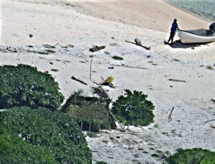 Boaters Rescued Thanks To Their SOS Sign In The Sand (3 pics)