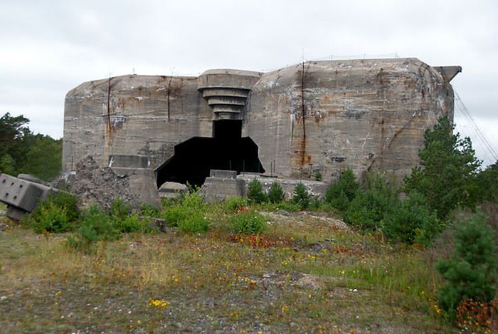 Inside An Abandoned Military Battery Vara In Norway (55 pics)
