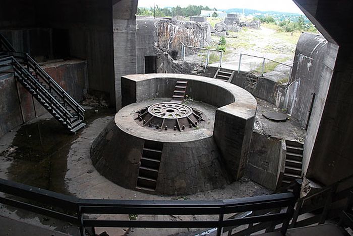 Inside An Abandoned Military Battery Vara In Norway (55 pics)