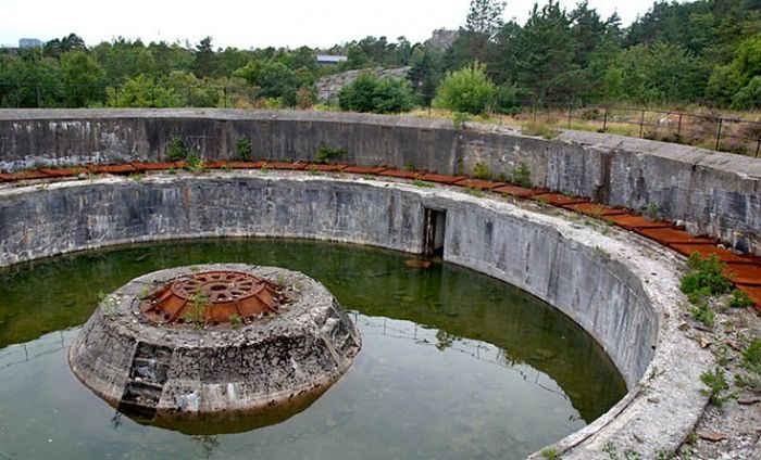 Inside An Abandoned Military Battery Vara In Norway (55 pics)