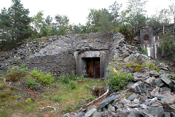 Inside An Abandoned Military Battery Vara In Norway (55 pics)