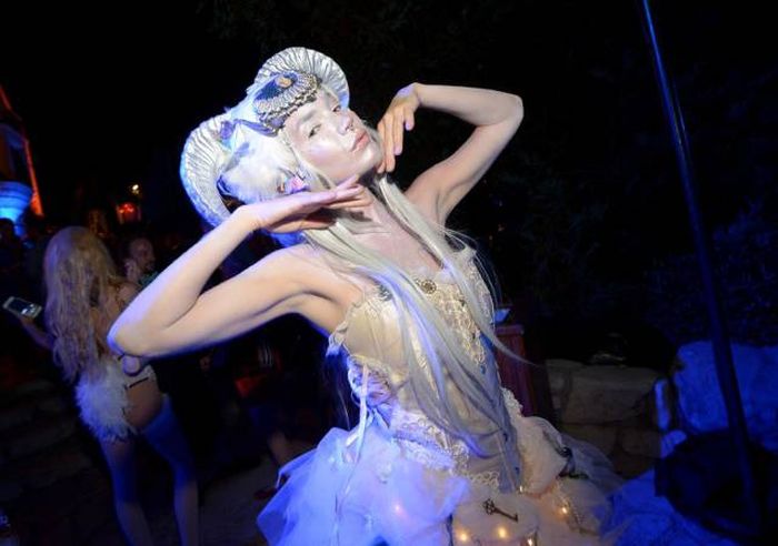 Sexy Photos From The Midsummer Night's Dream Party At The Playboy Mansion (29 pics)