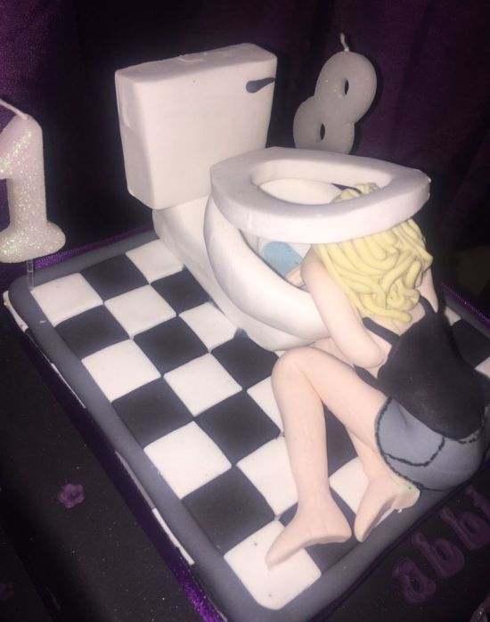 Mom Trolls Her Daughter With A Great Birthday Cake (5 pics)