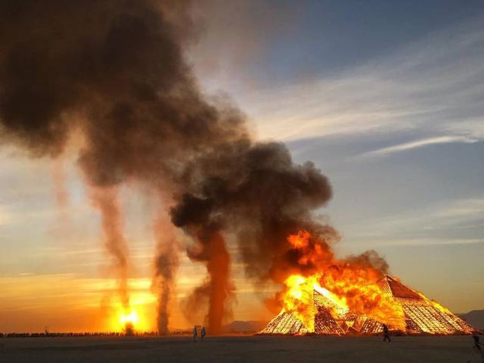 The Most Incredible Photos From Burning Man 2016 (25 pics)