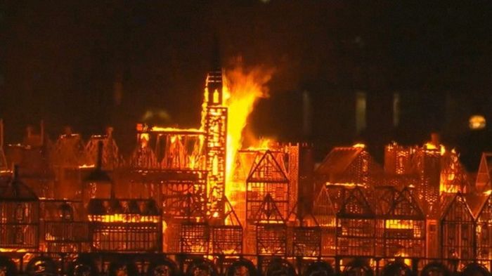 London Replica Set On Fire To Commemorate The Great Fire Of London Anniversary (7 pics)
