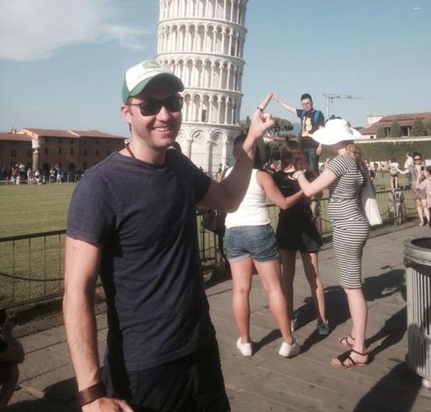 Guy Uses Tourists As Props At The Leaning Tower of Pisa (6 pics)