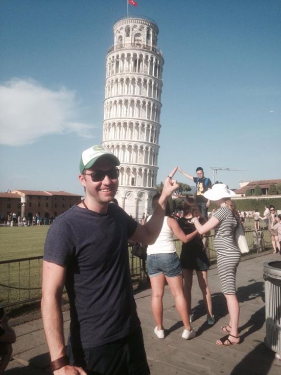 Guy Uses Tourists As Props At The Leaning Tower of Pisa (6 pics)