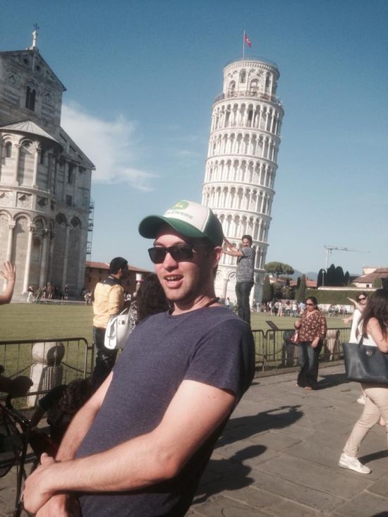 Guy Uses Tourists As Props At The Leaning Tower of Pisa (6 pics)