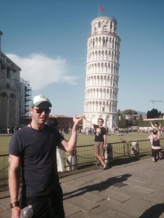 Guy Uses Tourists As Props At The Leaning Tower of Pisa (6 pics)