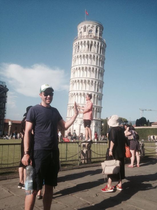 Guy Uses Tourists As Props At The Leaning Tower of Pisa (6 pics)