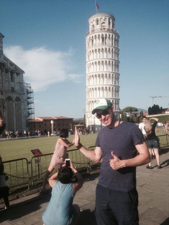 Guy Uses Tourists As Props At The Leaning Tower of Pisa (6 pics)